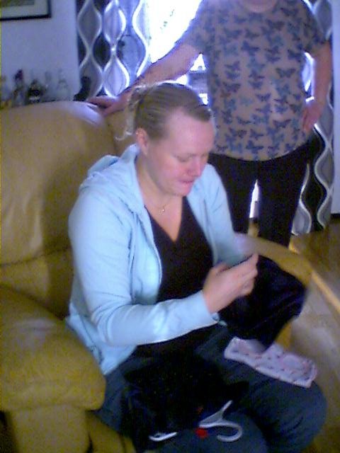 Bild p
stolt mamma ppnandes presenter till lilla Ebba 31 oktober 2005.